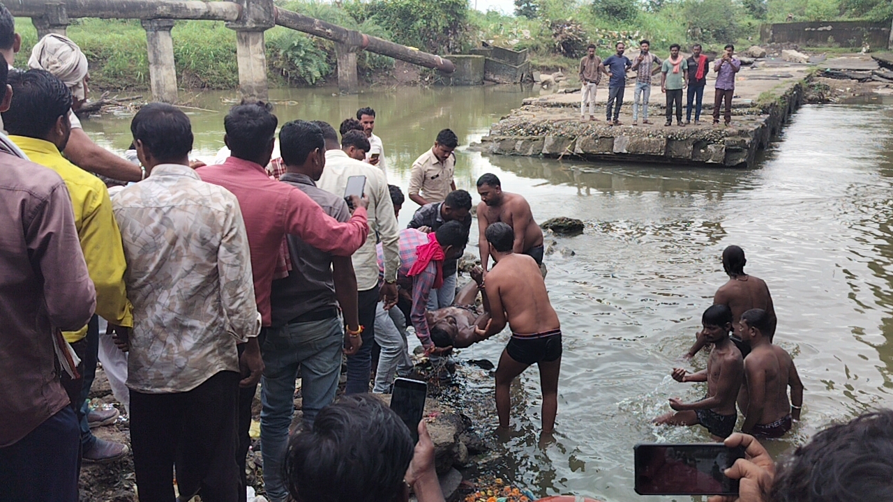 तेज बारिश के चलते युवक नदी में बहा, नदी में बहे युवक का शव 14 घंटे बाद मिला