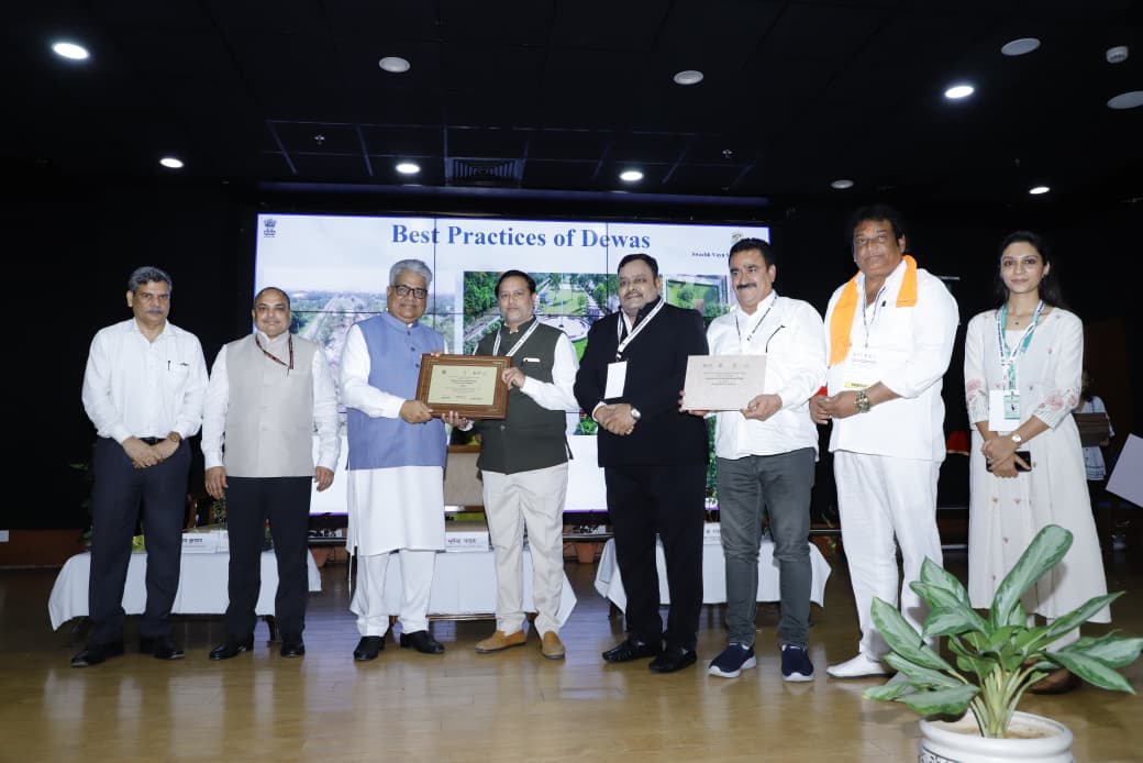 *स्वच्छ वायु सर्वेक्षण में देवास नगर निगम को 3 लाख तक की आबादी वाले 130 शहरों में मिला देश मे प्रथम स्थान,       नियत 8 मापदण्डों पर उत्कृष्ट कार्य किया, निगम कर्मी का बड़ा हौसला