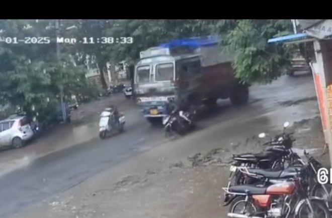 “जाको राखे साइयाँ, मार सके न कोय”देखिए कैसे एक स्कूली छात्रा ट्रक दुर्घटना में बची, घटना उज्जैन रोड की है