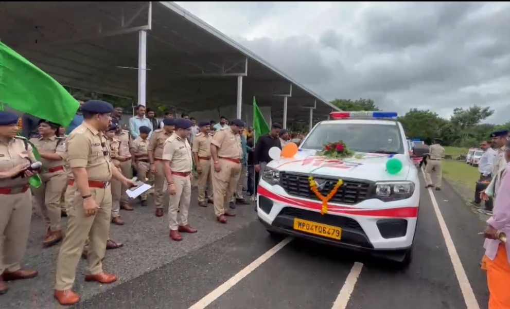 अब 100 नहीं डायल 112. करने पर मिलेगी मदद, देवास जिले को बड़ी सौगात पुलिसिंग के लिए मिले  अत्यधिक संसाधन सुविधा के साथ 28 वाहन