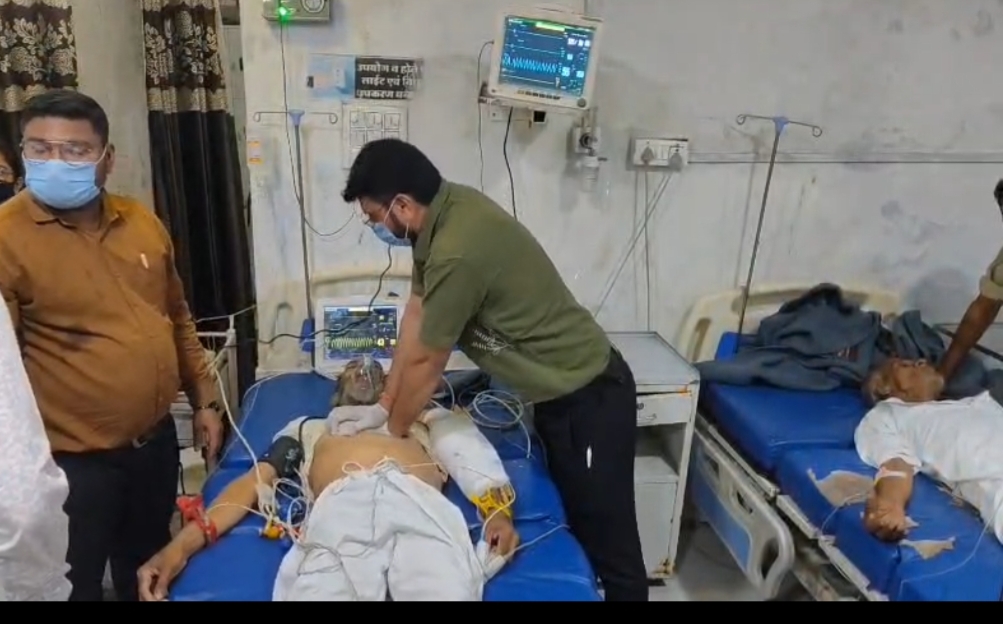 देवास मक्सी रोड पर बड़ा हादसा, आईसर पलटने से दो की मौत, कई घायल