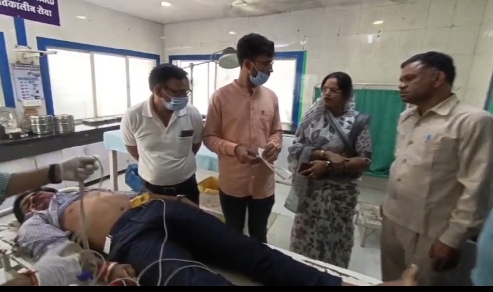 देवास सड़क हादसा : एक छात्र की मौके पर मौत, भाई गंभीर घायल, जिला पंचायत अध्यक्ष ने दिया मानवता का परिचय दोनों को पहुंचाया अस्पताल