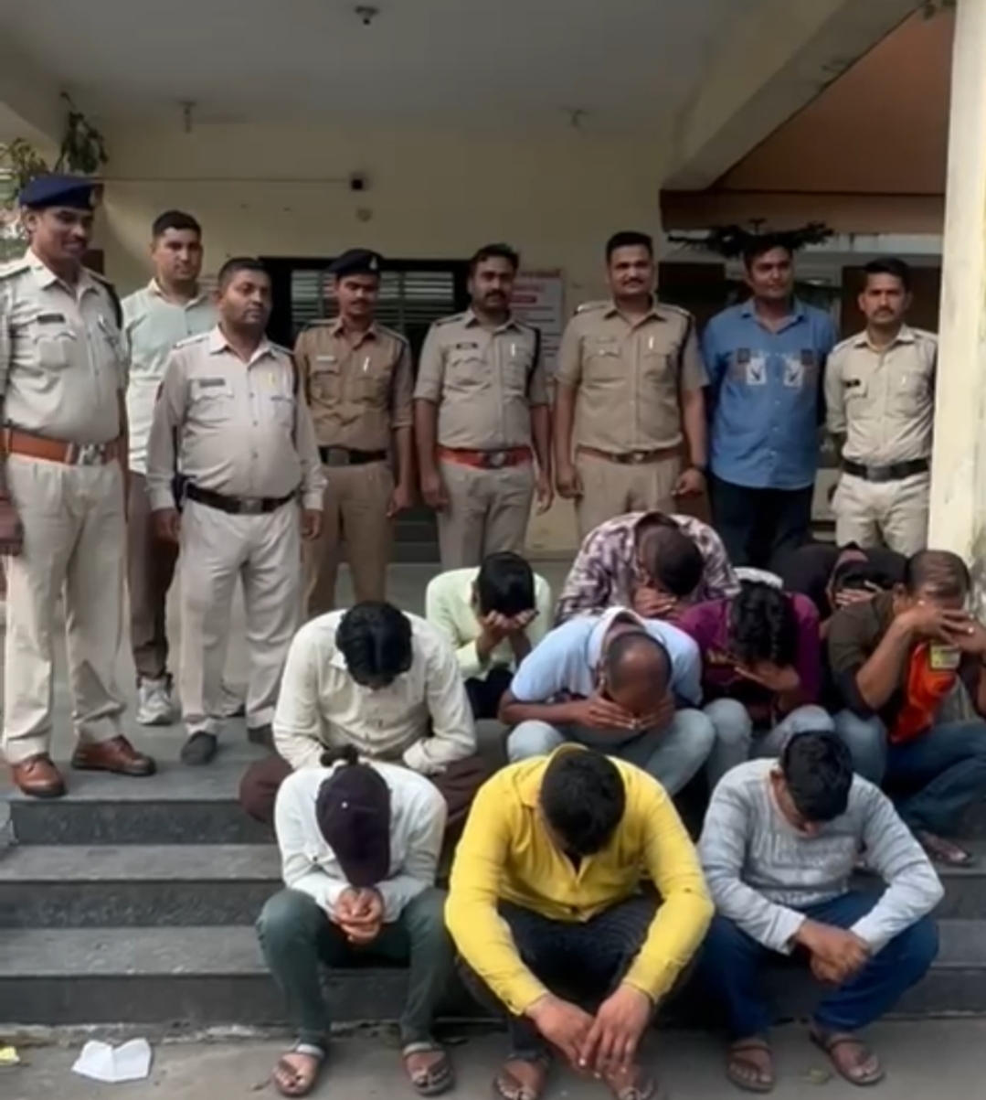 देवास सिटी कोतवाली थाना पुलिस की बड़ी कार्रवाई, कंजर मोहल्ले से 11 जुआरी गिरफ्तार, तीन दिन पहले भी जुए के अड्डे से लाखों रुपए जप्त कर पकड़े थे 19 जुआरी, शहर में फिर आने लगे आसपास के सट्टा खिलाड़ी