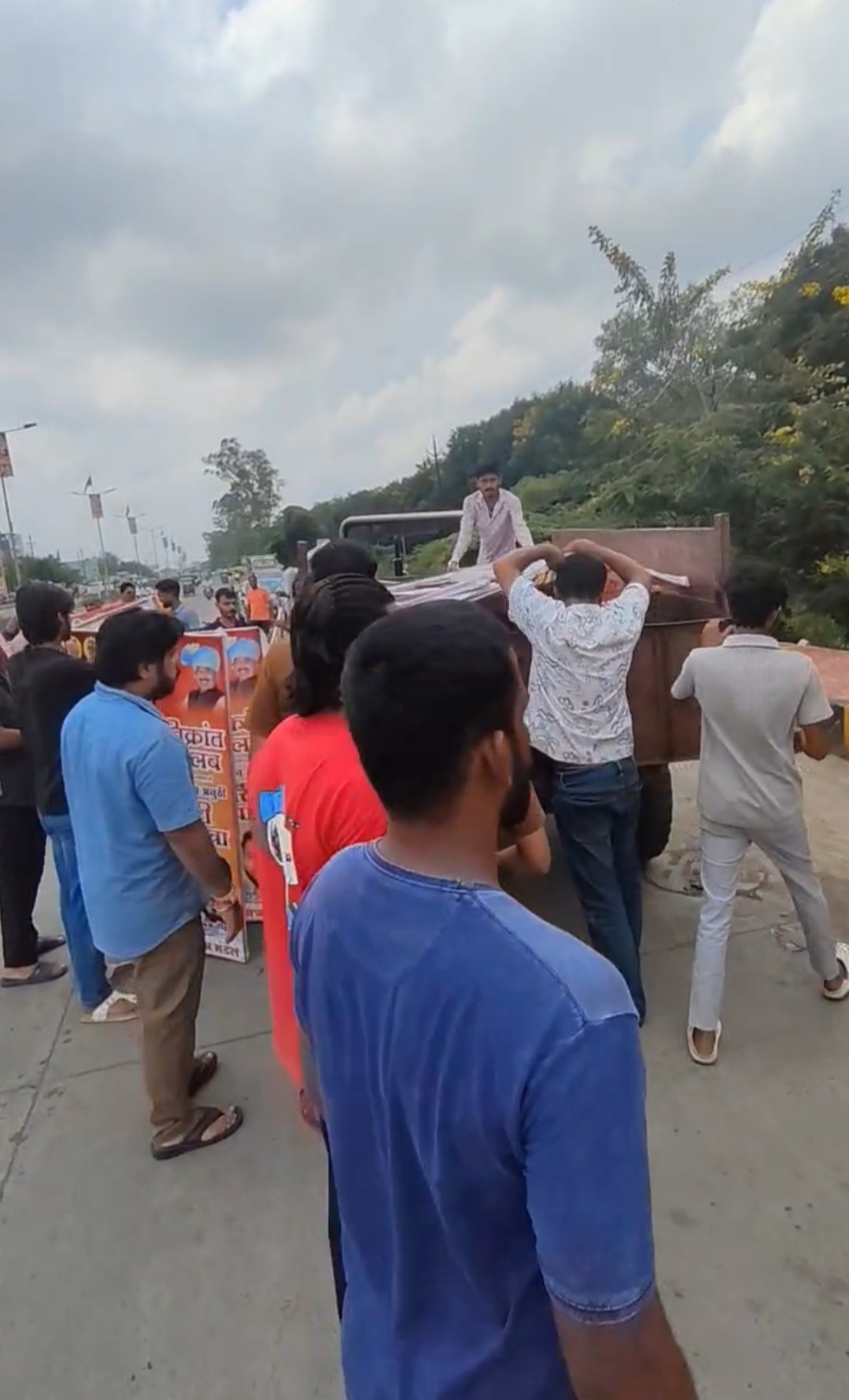 सत्ता पक्ष नेता पार्षद द्वारा फ्लेक्स वापस ट्रैक्टर से उतारकर जताया विरोध