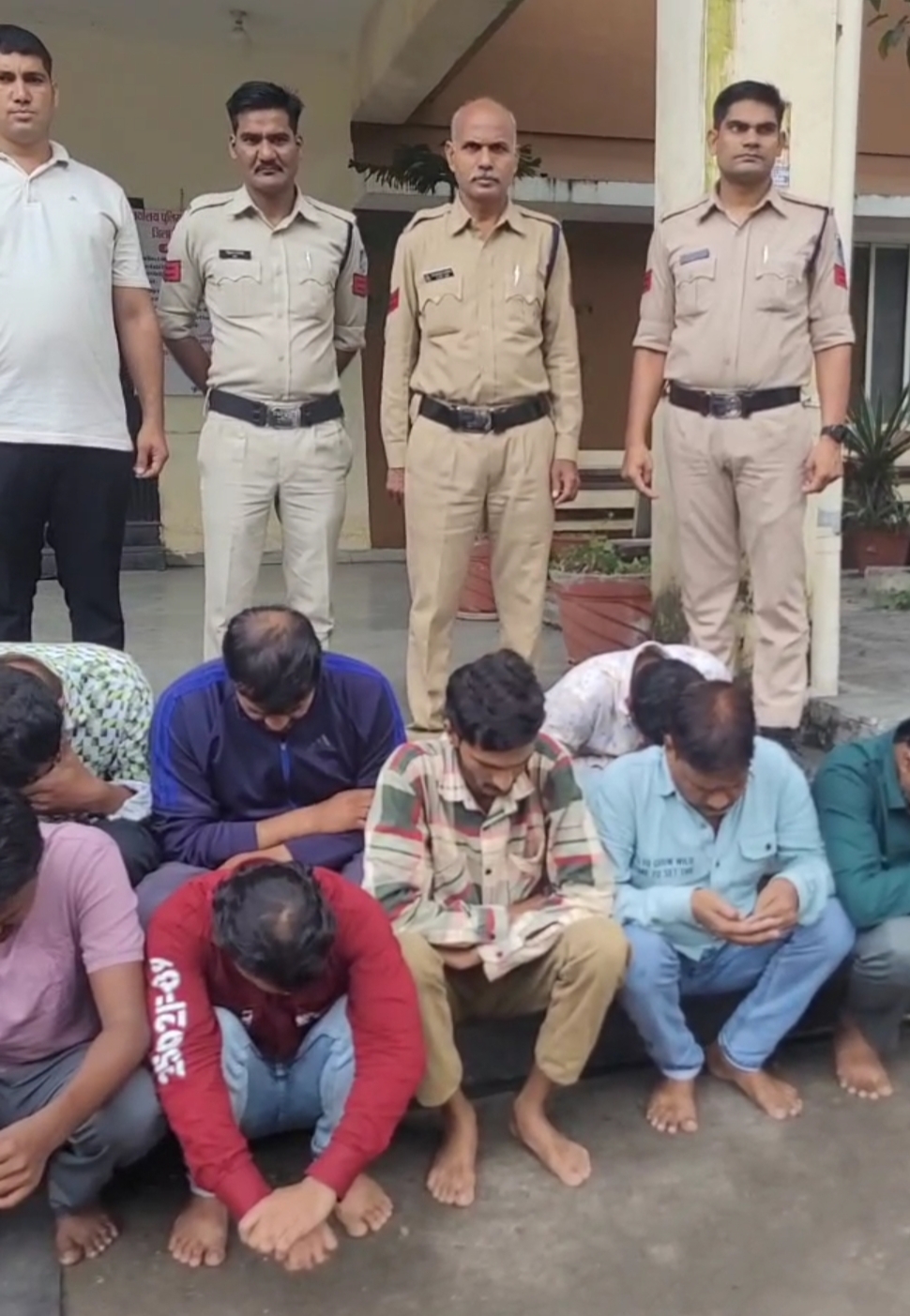 शहर में जुआ खेलते अब आनंद नगर से 8 जुआरी को पुलिस कोतवाली ने किया गिरफ्तार