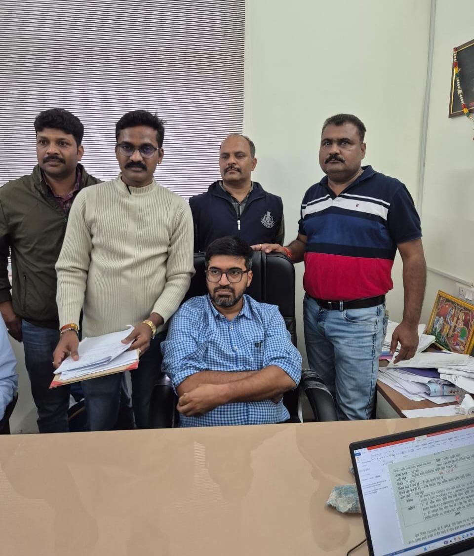 देवास में अतिरिक्त तहसीलदार को रंगे हाथों रिश्वत लेते ईओडब्ल्यू ने पकड़ा, तीन फाइल के बदले ₹15000 लिए