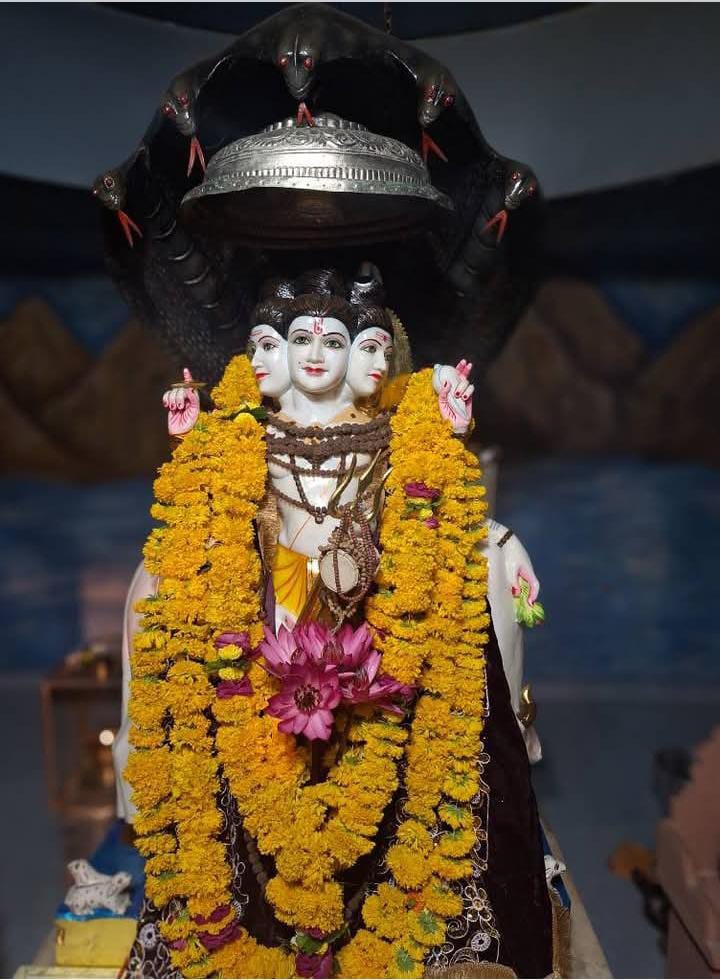 *श्री दत्त जयंती आज प्रातः 4:30 बजे कांकड़ व 6 बजे से श्रीगुरुचरित्र पाठ होगा**बांगर श्री दत्तपादुका मंदिर को भव्य रूप से सजाया गया।* 7 दिसंबर रविवार को भंडारा