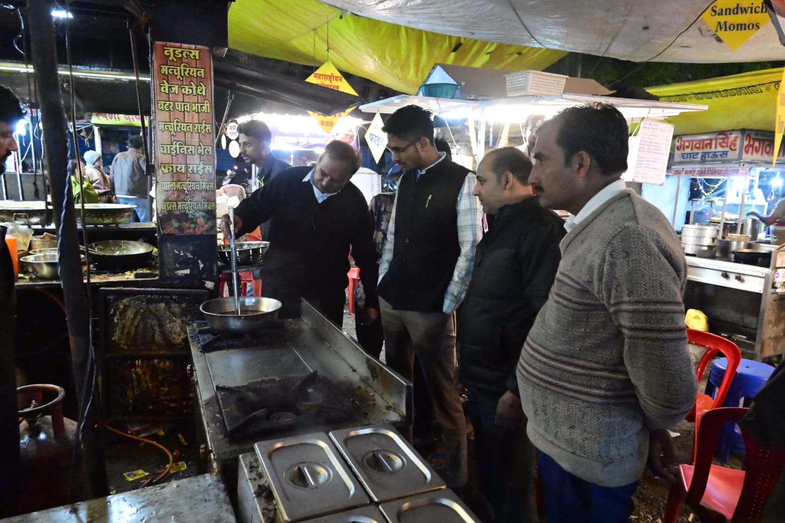 क्या इस तेल के मंचूरियन से लेकर चटपटे खाद्य आमजन को खिला रहे थे, कलेक्टर द्वारा गठित टीम ने चार् चौपाटी का किया निरीक्षण और….