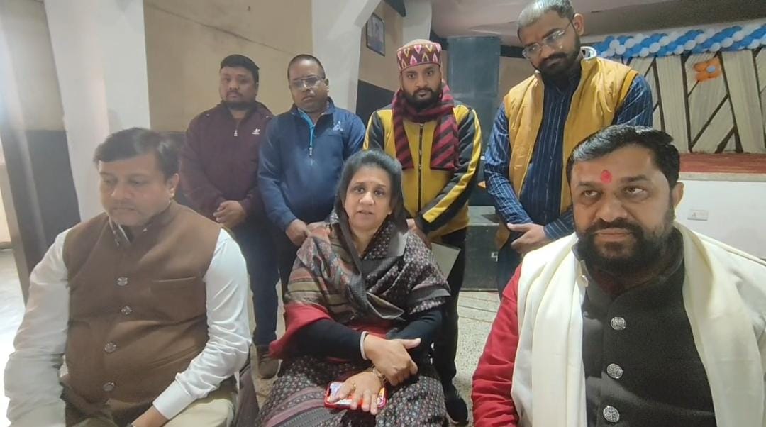 (देवास के बच्चों और युवा के लिए खुश खबर) पतंग और डोर चाहिए तो मकर संक्रांति पर चले आईये नावेल्टी चौराहे पर, जहां होगा भव्य पतंग उत्सव, 7000 पतंगों का होगा निशुल्क वितरण साथ मैं चाइना डोर मुक्त धागा और चकरी, और गुड़ तिल वितरण, खास इस वर्ष वंदे मातरम गूंजेगा शहर में तो आसमान पर भी पतंग में लिखा होगा वंदे मातरम, ऐसा होगा हिंदू रक्षक का भविष्य समारोह