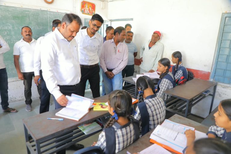 कलेक्टर गए थे निरीक्षण करने परंतु छात्रों को देख बन गए शिक्षक और  नन्हे  बच्चों के बीच कवि  *विकास कार्यों की गुणवत्ता परखी, छात्राओं से हल करवाए सवाल, समस्या आने पर खुद पढ़ाया*  *आंगनवाड़ी में बच्चों ने सुनाई कविता, कलेक्टर श्री सिंह ने बांटी चॉकलेट, ग्रामीणों की समस्याओं का मौके पर किया निराकरण*